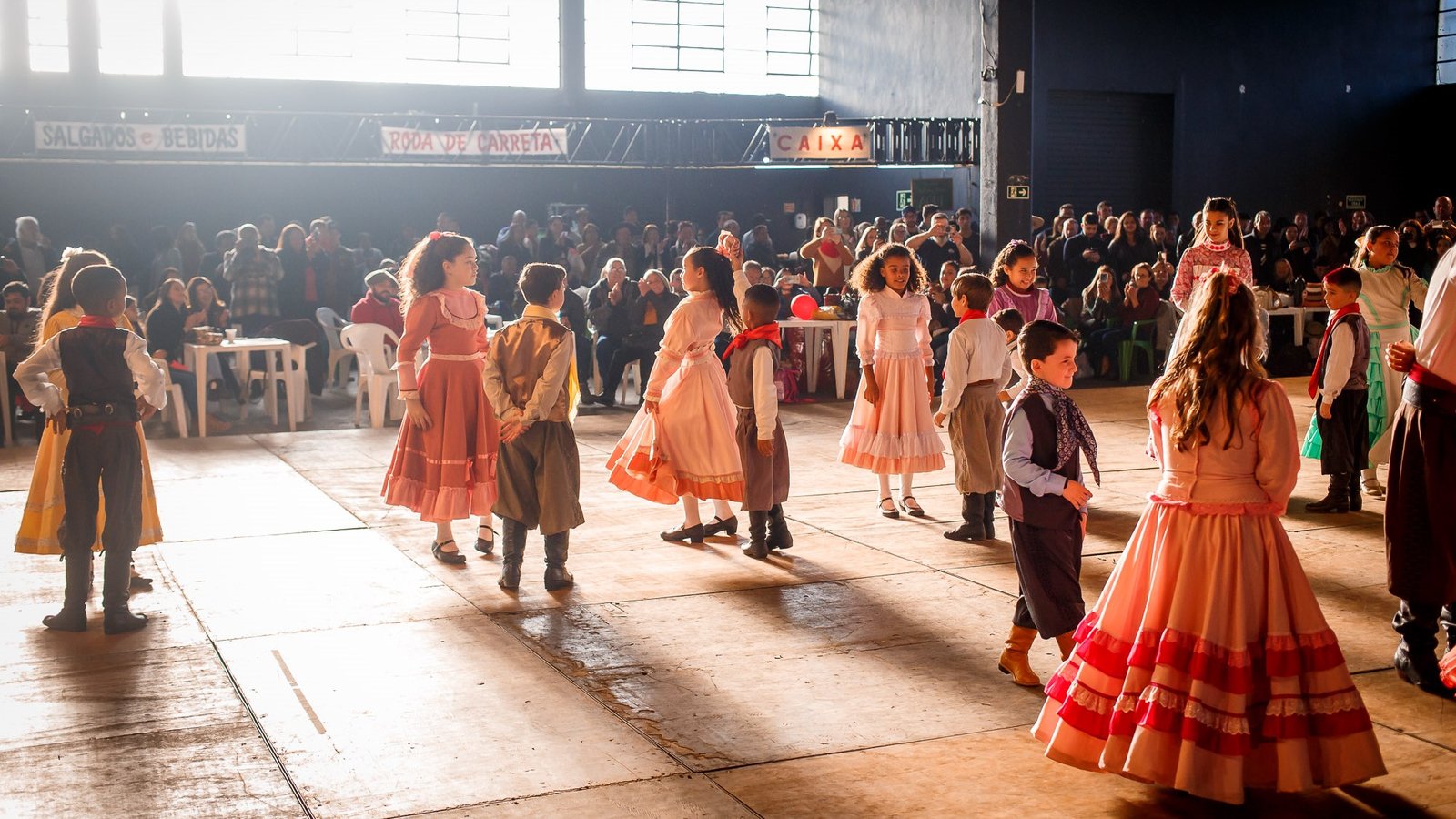 Programação cultural da tarde deste domingo (19) reuniu espetáculos de dança e muita música ao vivo