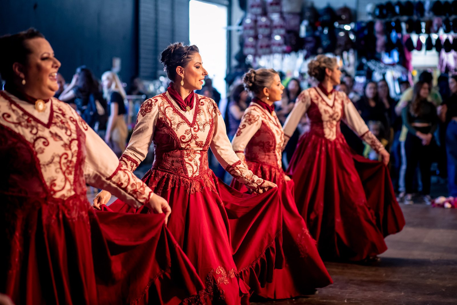 Danças tradicionalistas e atrações musicais encantaram o público do Palco Estância Princesa do Sul nesta quinta-feira (08)￼
