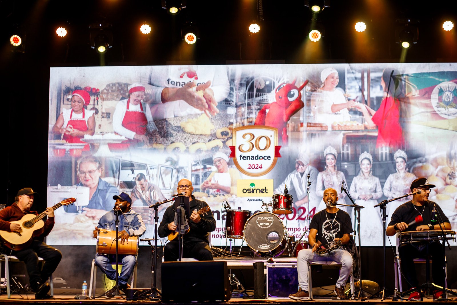 Praça de Alimentação apresentou shows de vários estilos musicais nesta sexta-feira (19)