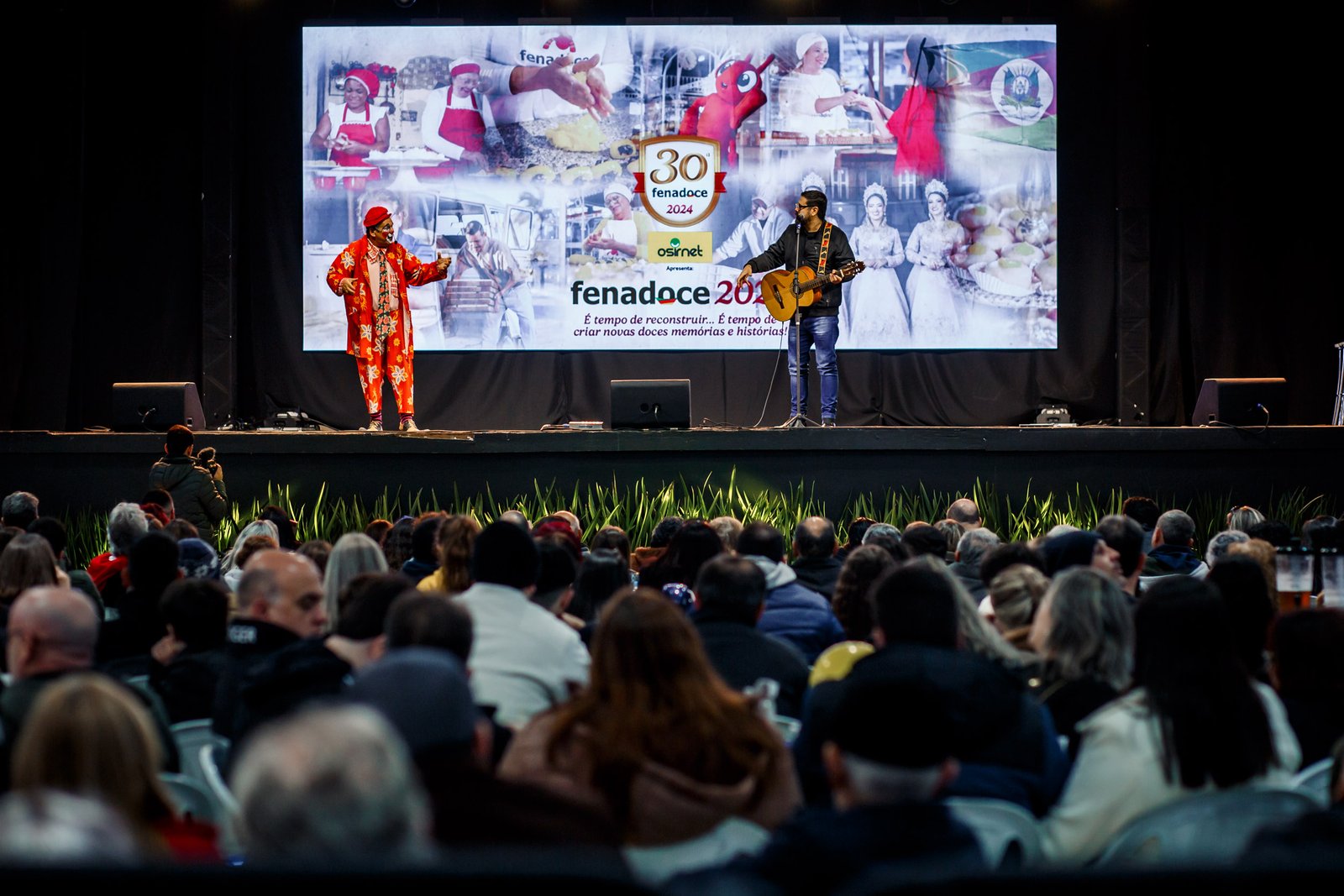 Humor, música e dança marcam a terça-feira (30) da 30ª Fenadoce