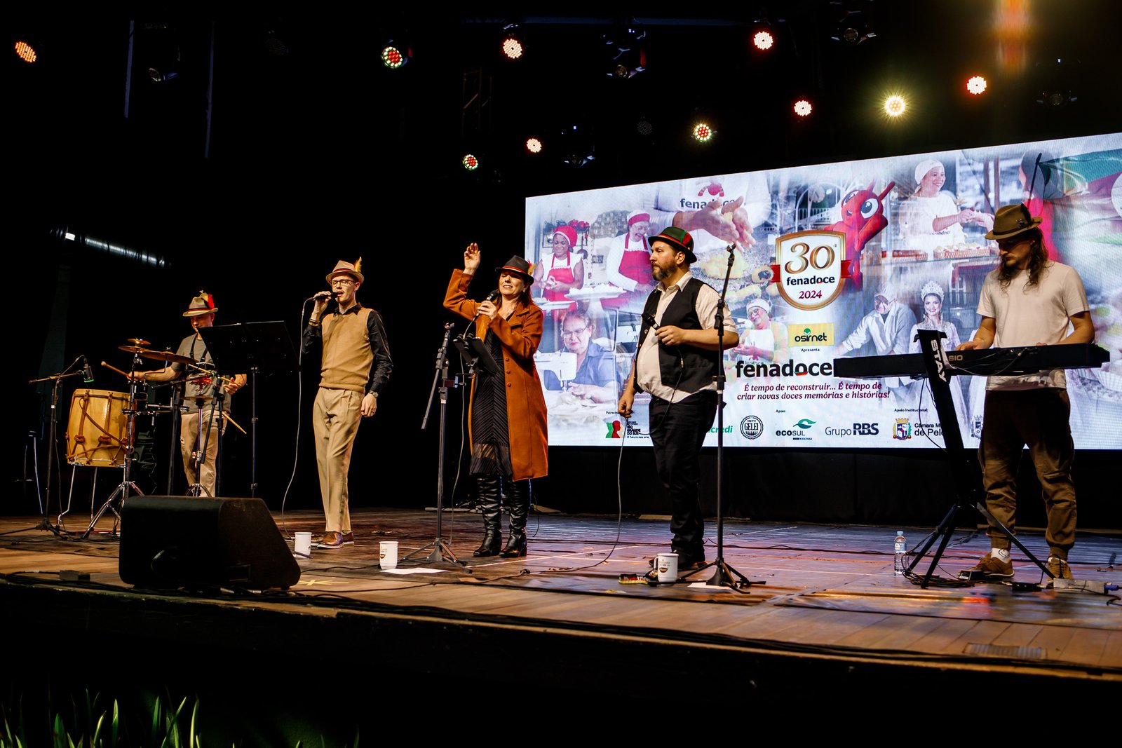 Capoeira, Danças e Música Germânica no Palco da Praça de Alimentação