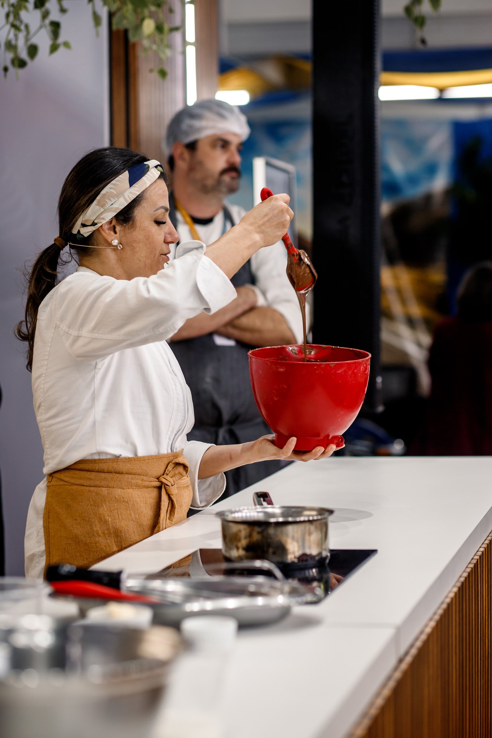 Esfera de Chocolate e Sanduíche de Peito Bovino ao Vinho na Gastronomia Senac