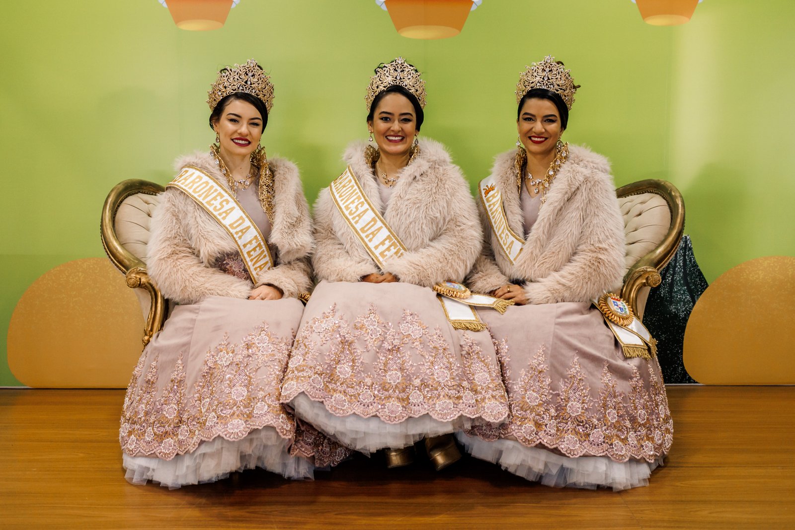 Trajes da corte da Fenadoce valorizam a elegância e a beleza das Baronesas