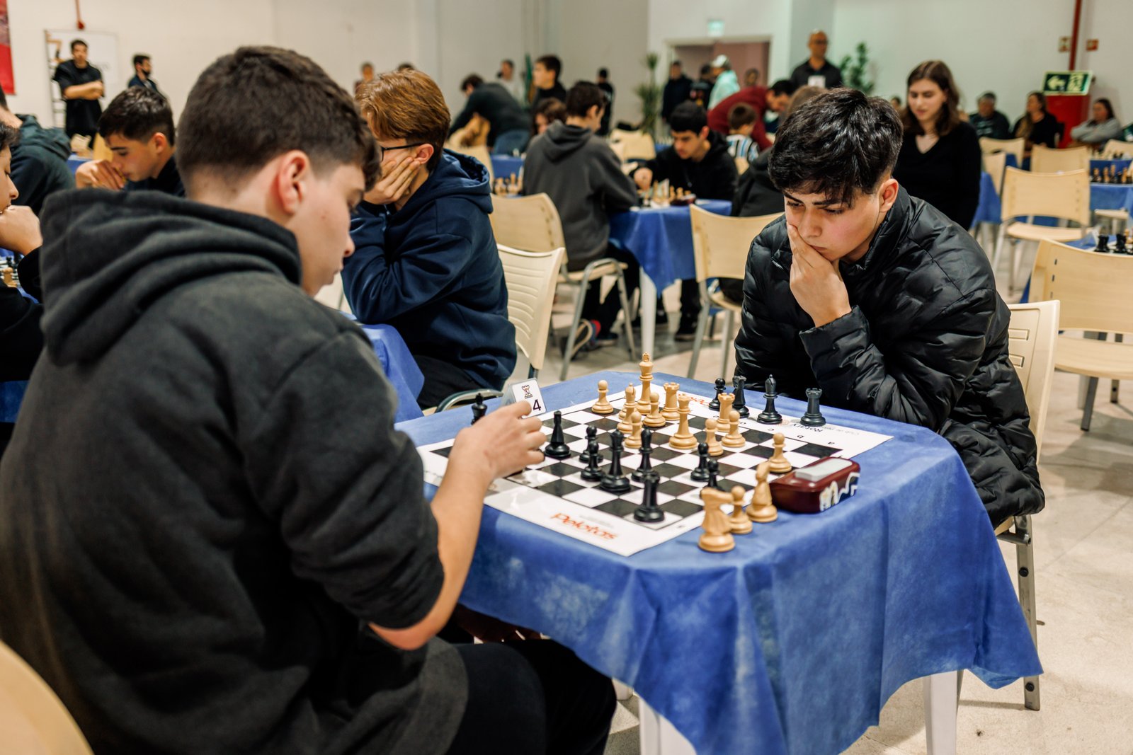 Enxadristas marcam o primeiro dia do 12° Torneio de Xadrez que acontece no auditório da Fenadoce 