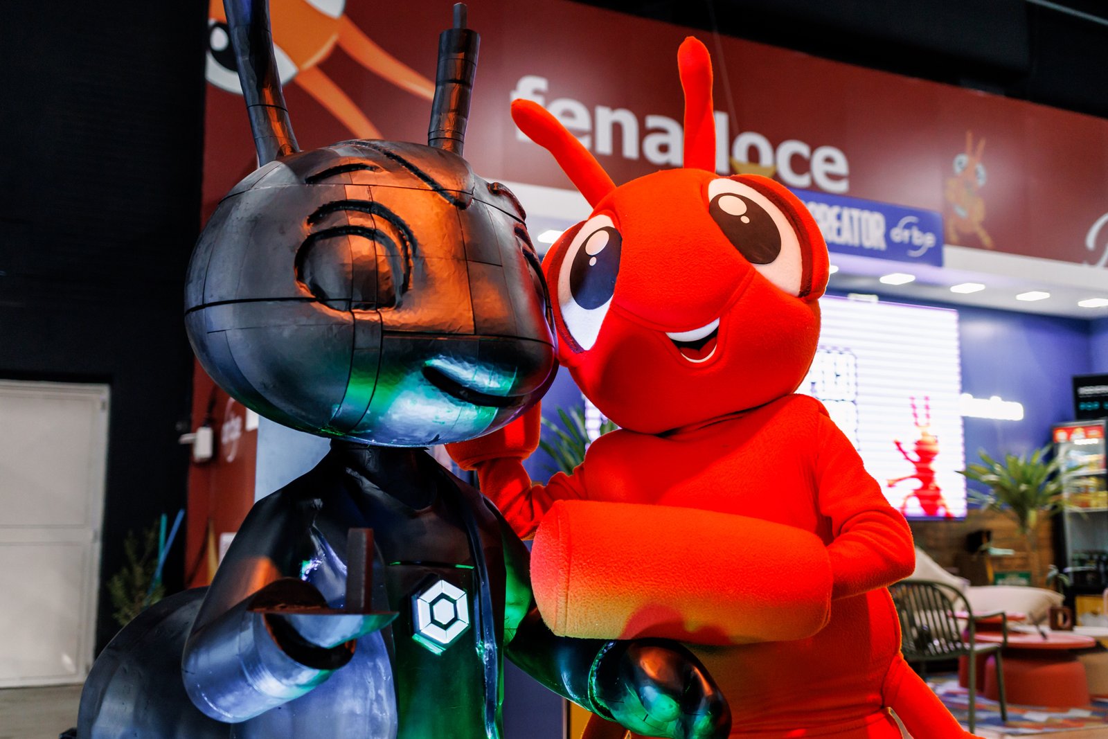 Maker Market formaliza entrega de formiga feita em impressão 3D para a cidade de Pelotas em ação na 31ª Fenadoce