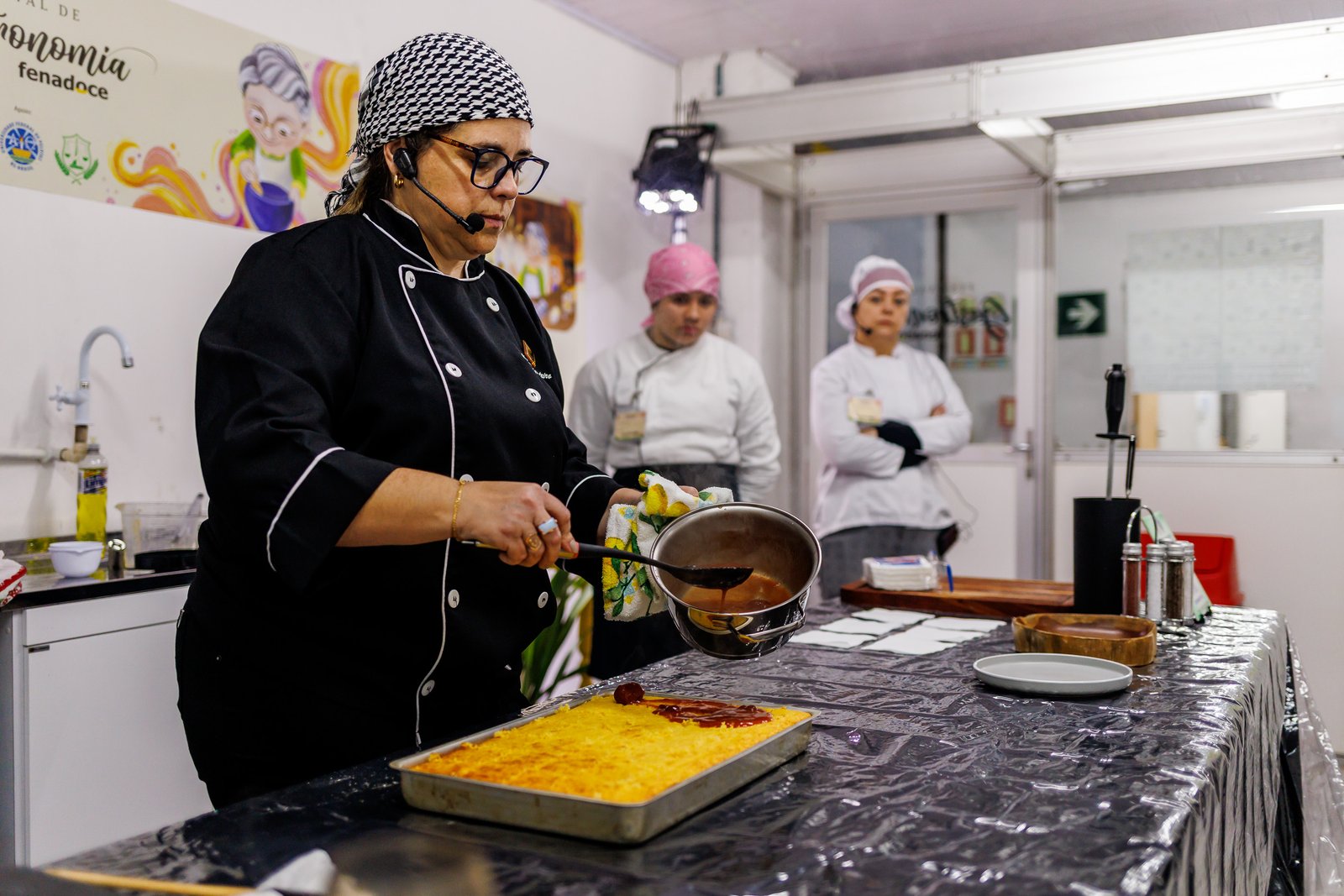 UFPel dá início ao Festival de Gastronomia com o preparo de um bolo de milho com cobertura de goiabada