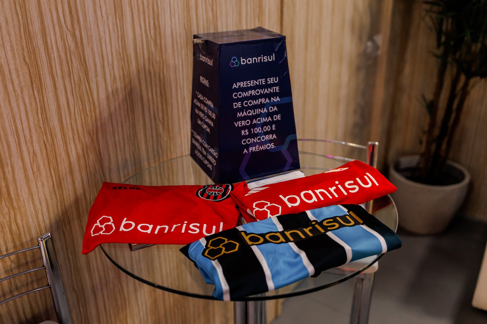 Banrisul promove campanha na Fenadoce com sorteio de camisas oficiais de clubes gaúchos