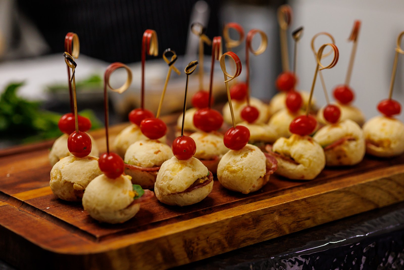 Festival de Gastronomia da UFPel prepara receita de pão de queijo recheado