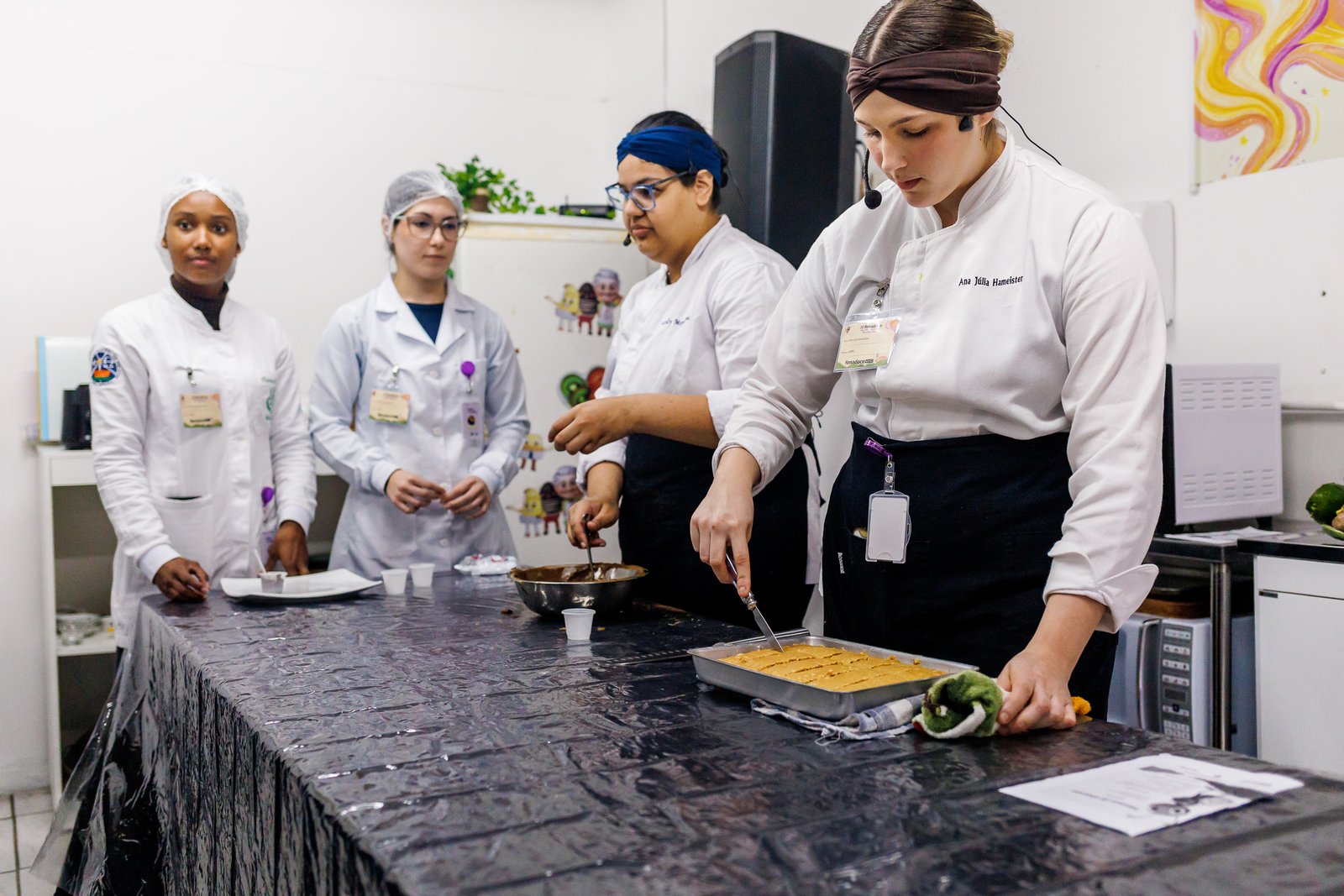 Preparos saudáveis sem açúcar marcam oficina para merendeiras no Festival de Gastronomia da UFPel
