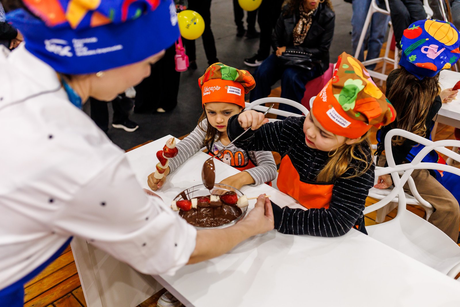 Alunos da Escola Sesc de Educação Infatil participam de atividade culinária na 32ª Fenadoce