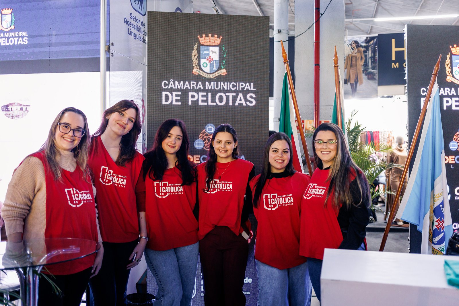 Curso de Direito da UCPel presta serviços de assessoria jurídica no estande da Câmara de Vereadores
