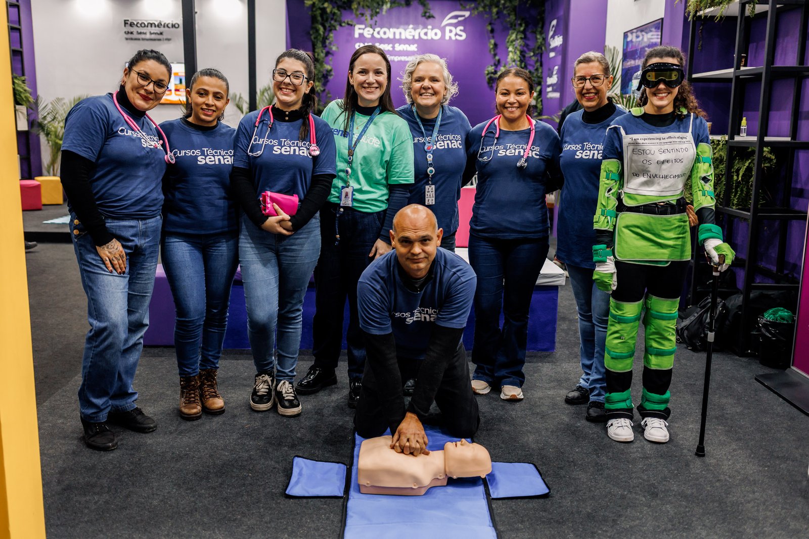 Curso de Enfermagem do Senac apresenta simulador de envelhecimento e manequim de CPR aos visitantes da 32ª Fenadoce