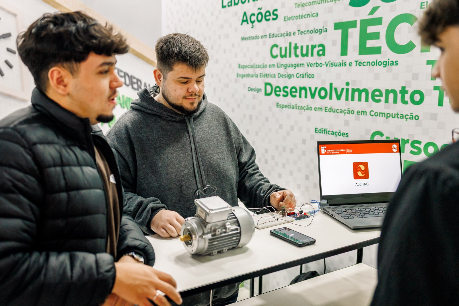 Aplicativo desenvolvido por alunos do IFSul reúne fórmulas e ferramentas para auxiliar estudantes