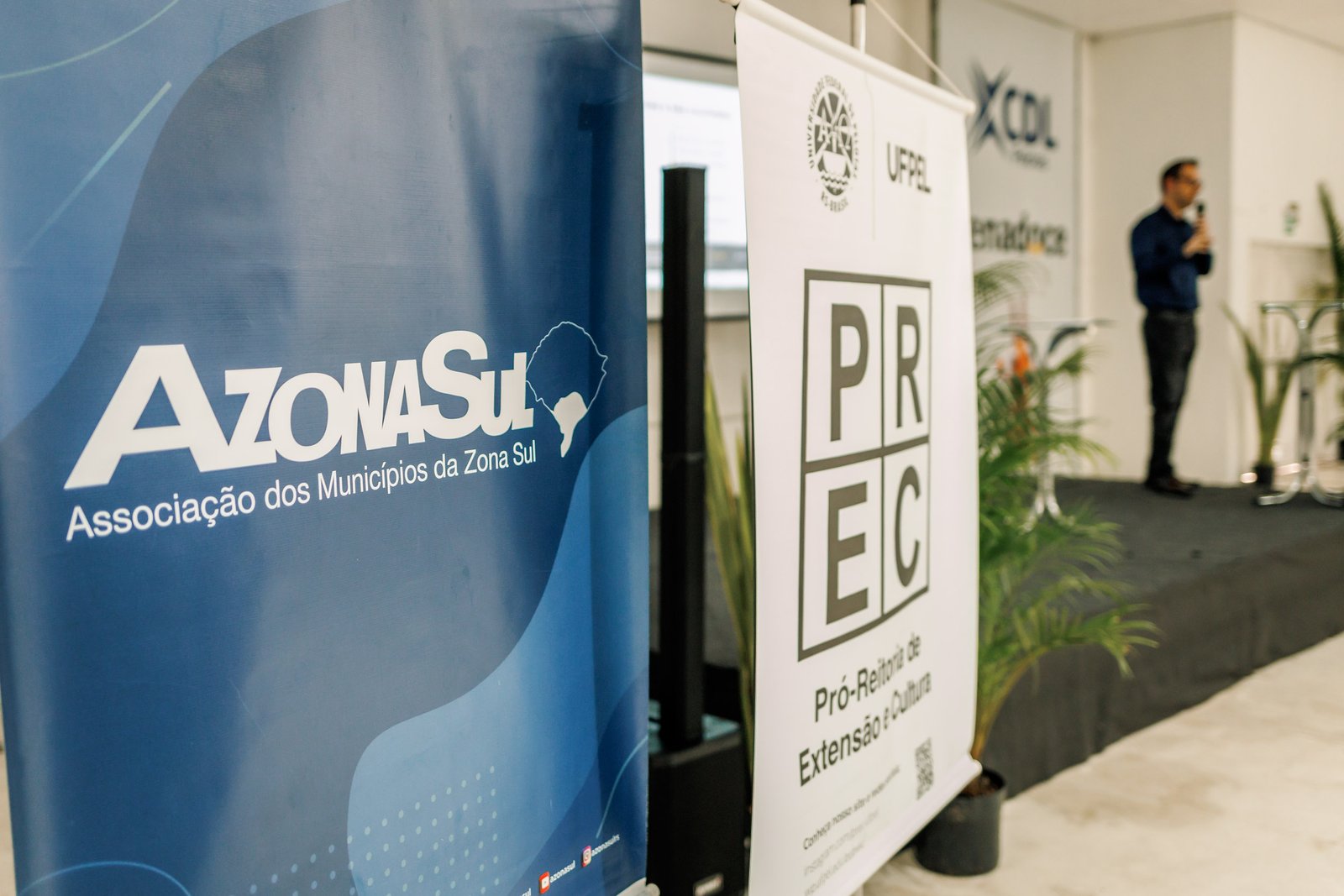 Prefeitos da AZONASUL se reúnem em agenda no auditório na 32ª Fenadoce