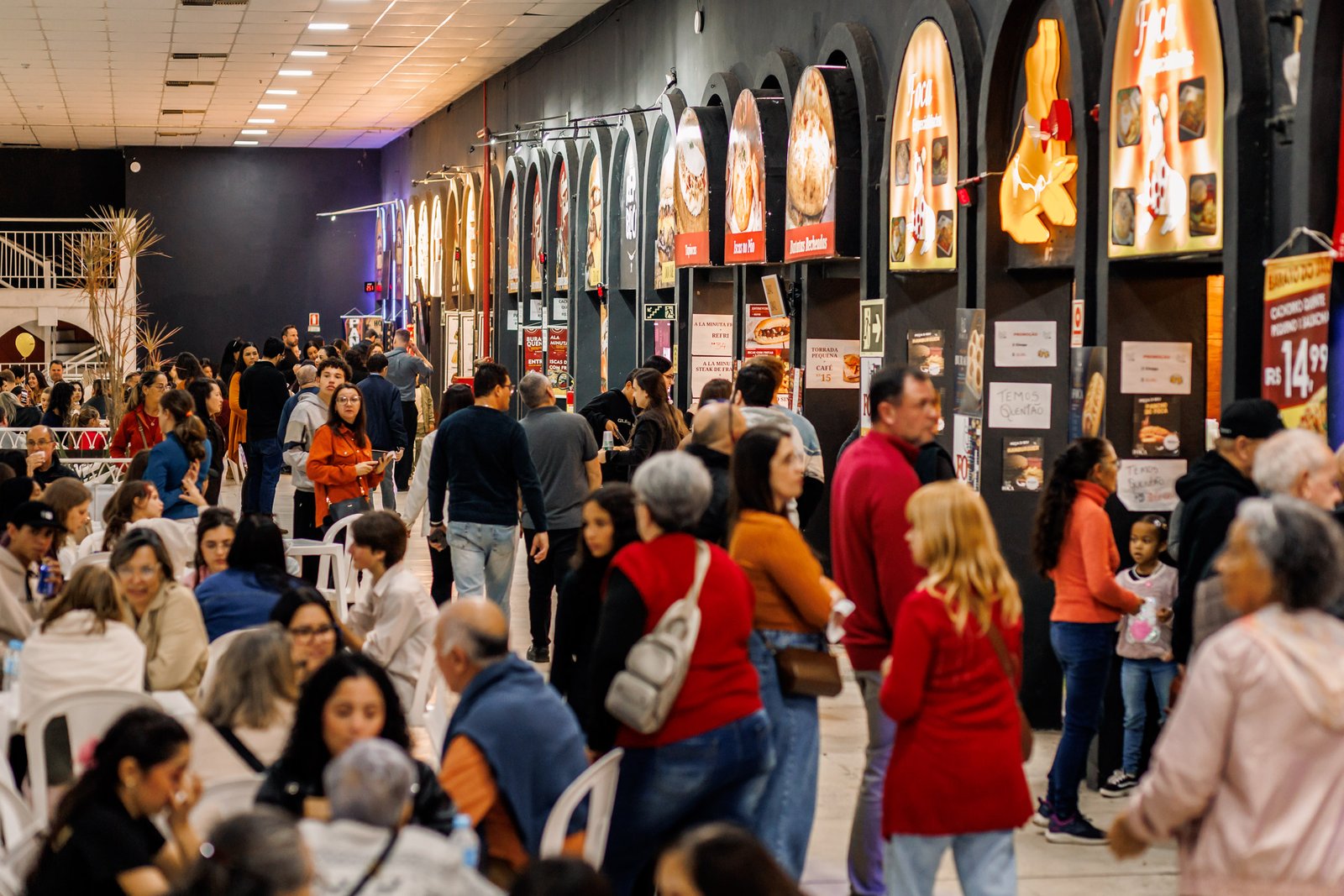 Com opções diversas na gastronomia, Praça de Alimentação da Fenadoce tem movimento intenso