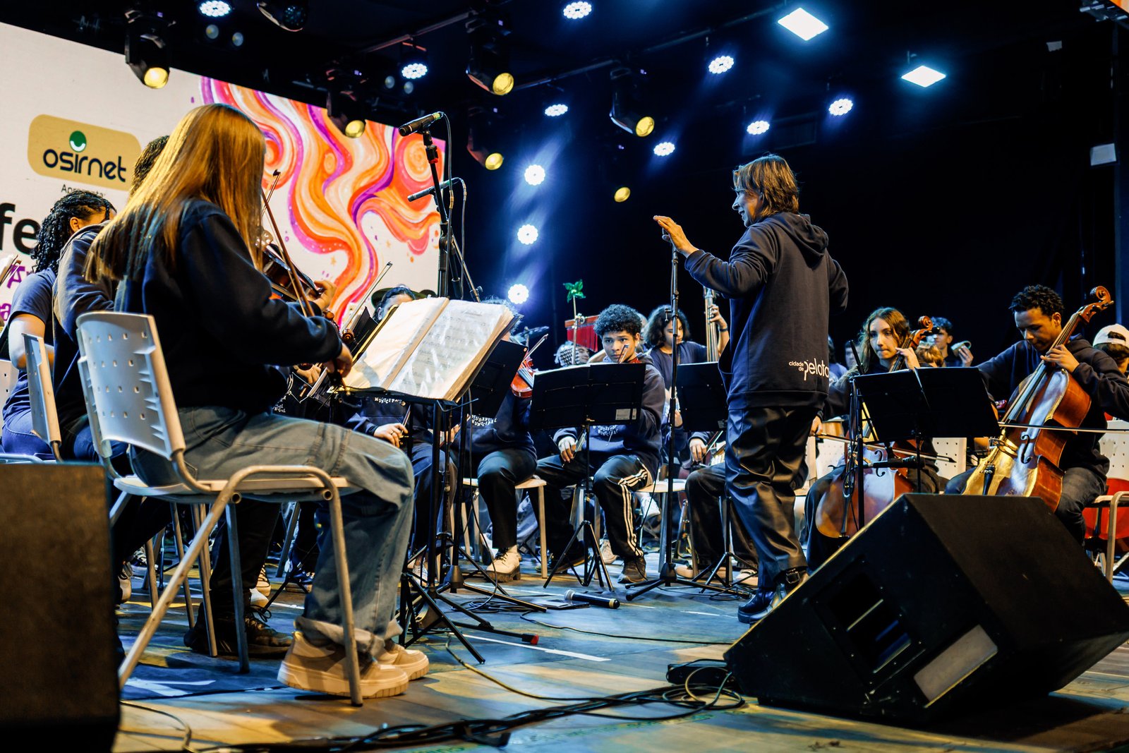 Muito além da música: a Orquestra Municipal de Pelotas une arte, educação e inclusão no palco da Fenadoce