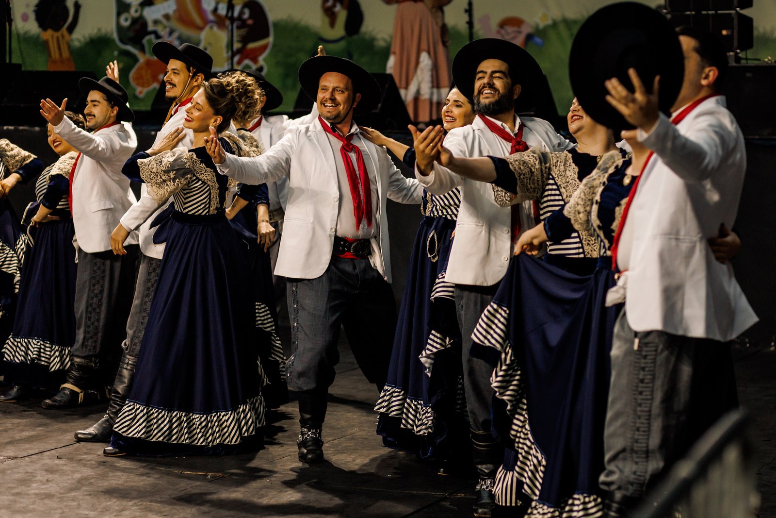 Tradição Sem Fronteiras: Dança Gaúcha e Integração Cultural Emocionam na Fenadoce