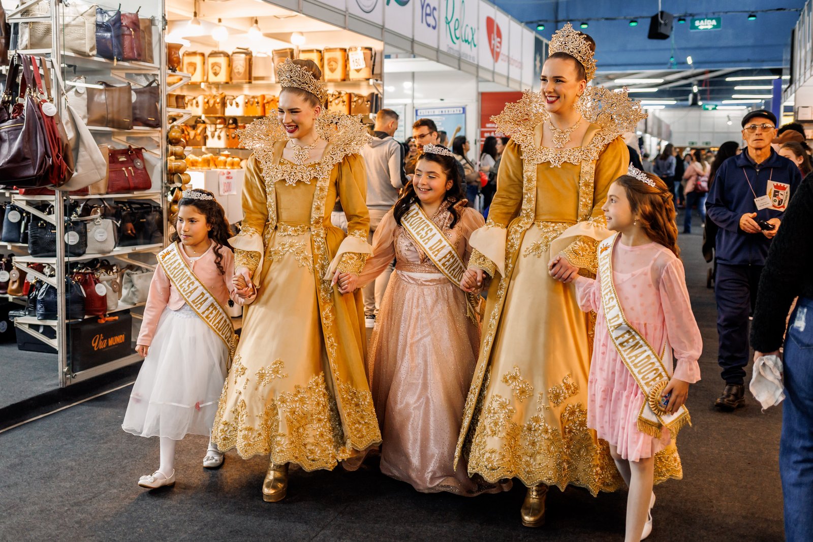 Vencedoras do concurso cultural Baronesa por Um Dia visitam a feira e são coroadas pela corte da 32ª Fenadoce