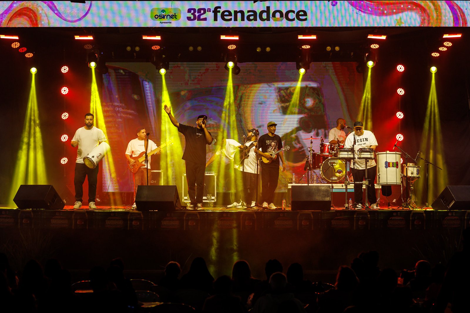 Fenadoce Cultural encerra programação com teatro, dança, rock, MPB e o samba do Amigos do Sereno