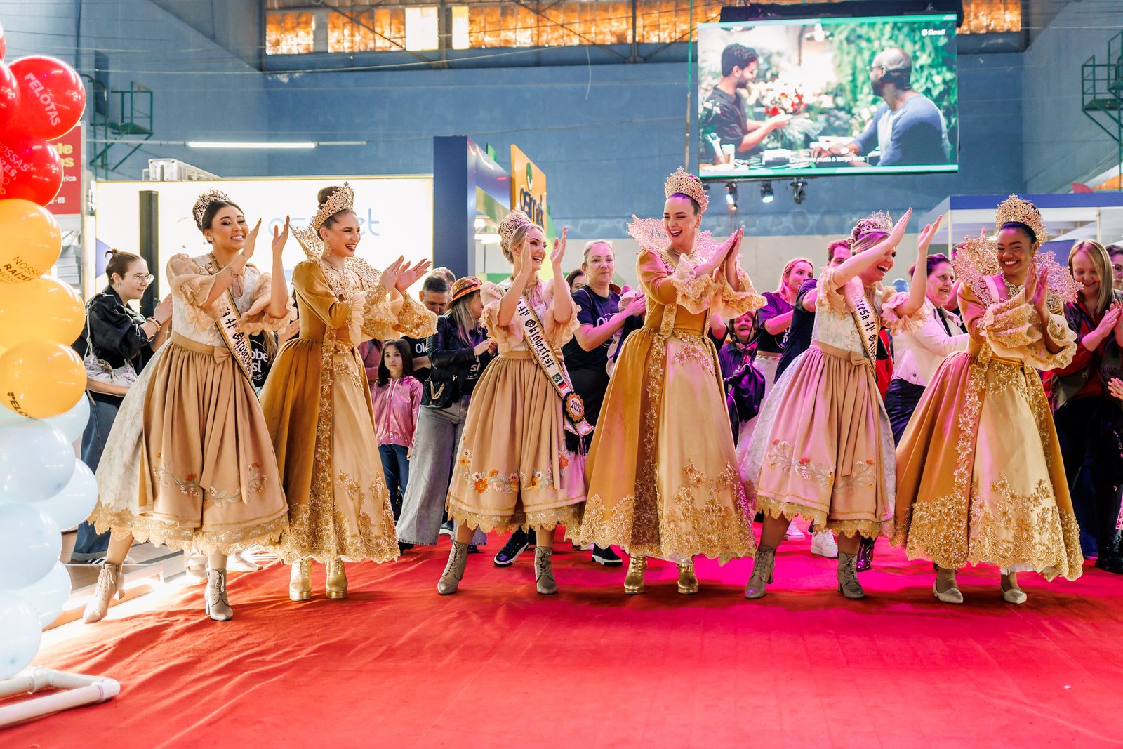 Soberanas da 41ª Oktoberfest de Santa Cruz do Sul visitam a Fenadoce em seu último dia